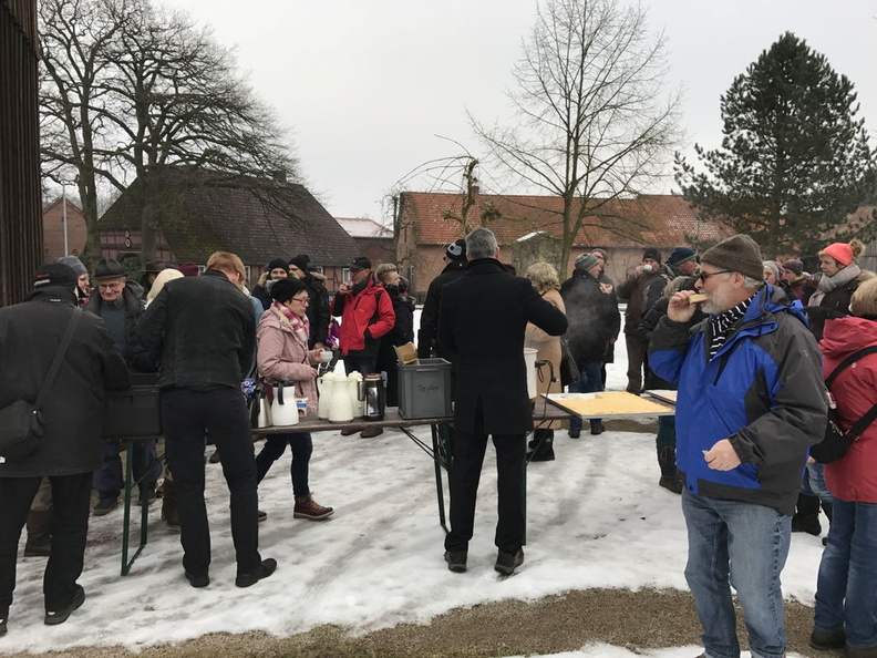 2017_01_22 Gru__nkohlwanderung zur Martinskirche Beedenbostel und dann zum Heidehof Bilder von Ralf 051.jpg